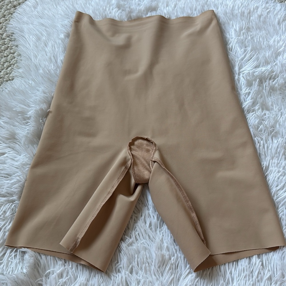 Commando
Control High Waist
Shaping Shorts - Picture 11 of 12